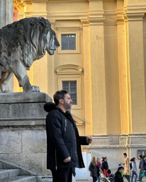 Taleh Yuzbayov Instagram - Münhen bizi yağış və Bayram olduğu üçün boş qarşıladı. Vaxt az olduğu üçün nə gəzə, nə də görməli yerləri görə bildik. Yalnız H*tlerin olduğu məkanlara gedib çıxdıq. Bir də Dahau adlı konqslaqerə. Çox ağır abu havası var idi. Neçə onillik əvvəl insanların əzab çəkdiyi, təhqir olunduğu və öldürüldüyü yerdə dayanmaq çox ağır idi. Arzulayıram ki, bir də insanlar heç vaxt bir-birlərinə qarşı bu qədər qəddar olmasınlar.