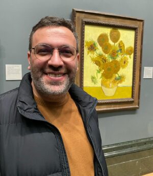 Taleh Yuzbayov Instagram - London. Uşaq vaxtı İngilis dili dərsliyində gördüyümüz bir çox yeri və bir çox sənət əsərini canlı görmək qismət oldu. Açığı aşiq oldum bu şəhərə.
Sizə tarixi və s. haqqında məlumat vermək istəmirəm, açıb Wikipedia-dan oxuya bilərsiniz. 3 məsləhət verəcəm: 1. Yolu keçəndə sola yox sağa baxın, maşınlar əks tərəfdən gələcək, 2. Siqaret çəkənsinizsə özünüzlə çoxlu siqaret gətirin. Burda qutusu 30-45 manata başa gəlir, 3. Şarj üçün 3 dişli başlıqlar alın. Ardı var…