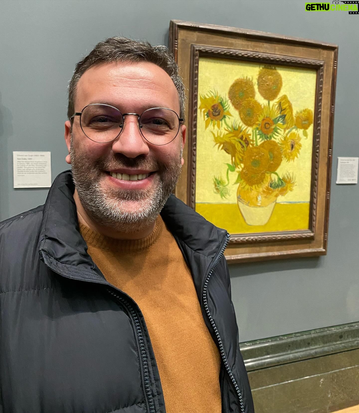 Taleh Yuzbayov - 9.9K Likes - London. Uşaq vaxtı İngilis dili dərsliyində gördüyümüz bir çox yeri və bir çox sənət əsərini canlı görmək qismət oldu. Açığı aşiq oldum bu şəhərə.
Sizə tarixi və s. haqqında məlumat vermək istəmirəm, açıb Wikipedia-dan oxuya bilərsiniz. 3 məsləhət verəcəm: 1. Yolu keçəndə sola yox sağa baxın, maşınlar əks tərəfdən gələcək, 2. Siqaret çəkənsinizsə özünüzlə çoxlu siqaret gətirin. Burda qutusu 30-45 manata başa gəlir, 3. Şarj üçün 3 dişli başlıqlar alın. Ardı var…