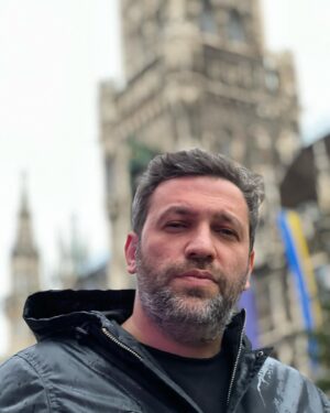 Taleh Yuzbayov Instagram - Münhen bizi yağış və Bayram olduğu üçün boş qarşıladı. Vaxt az olduğu üçün nə gəzə, nə də görməli yerləri görə bildik. Yalnız H*tlerin olduğu məkanlara gedib çıxdıq. Bir də Dahau adlı konqslaqerə. Çox ağır abu havası var idi. Neçə onillik əvvəl insanların əzab çəkdiyi, təhqir olunduğu və öldürüldüyü yerdə dayanmaq çox ağır idi. Arzulayıram ki, bir də insanlar heç vaxt bir-birlərinə qarşı bu qədər qəddar olmasınlar.