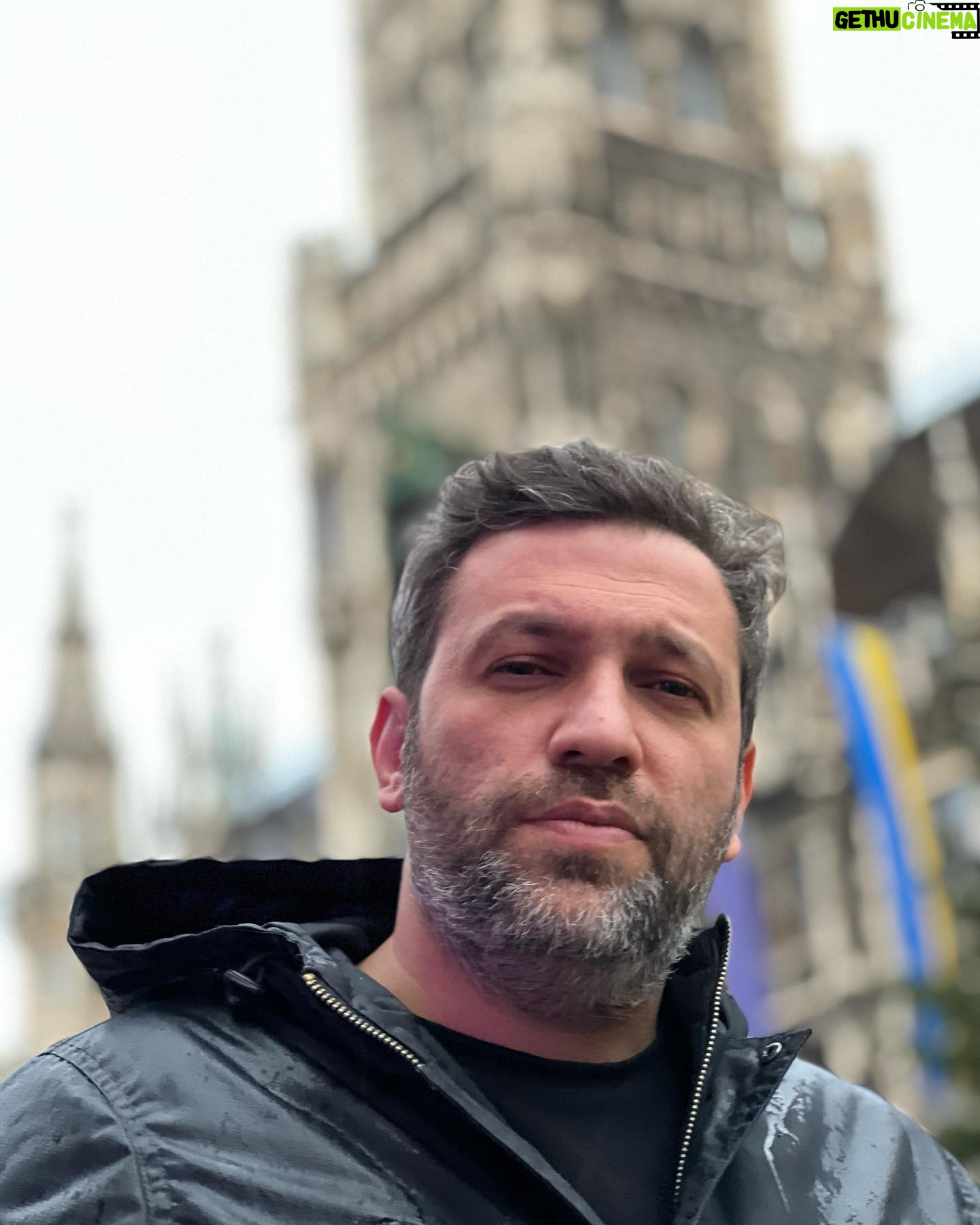 Taleh Yuzbayov - 7.1K Likes - Münhen bizi yağış və Bayram olduğu üçün boş qarşıladı. Vaxt az olduğu üçün nə gəzə, nə də görməli yerləri görə bildik. Yalnız H*tlerin olduğu məkanlara gedib çıxdıq. Bir də Dahau adlı konqslaqerə. Çox ağır abu havası var idi. Neçə onillik əvvəl insanların əzab çəkdiyi, təhqir olunduğu və öldürüldüyü yerdə dayanmaq çox ağır idi. Arzulayıram ki, bir də insanlar heç vaxt bir-birlərinə qarşı bu qədər qəddar olmasınlar.