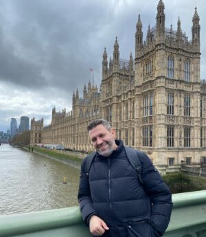 Taleh Yuzbayov Instagram - London. Uşaq vaxtı İngilis dili dərsliyində gördüyümüz bir çox yeri və bir çox sənət əsərini canlı görmək qismət oldu. Açığı aşiq oldum bu şəhərə.
Sizə tarixi və s. haqqında məlumat vermək istəmirəm, açıb Wikipedia-dan oxuya bilərsiniz. 3 məsləhət verəcəm: 1. Yolu keçəndə sola yox sağa baxın, maşınlar əks tərəfdən gələcək, 2. Siqaret çəkənsinizsə özünüzlə çoxlu siqaret gətirin. Burda qutusu 30-45 manata başa gəlir, 3. Şarj üçün 3 dişli başlıqlar alın. Ardı var…