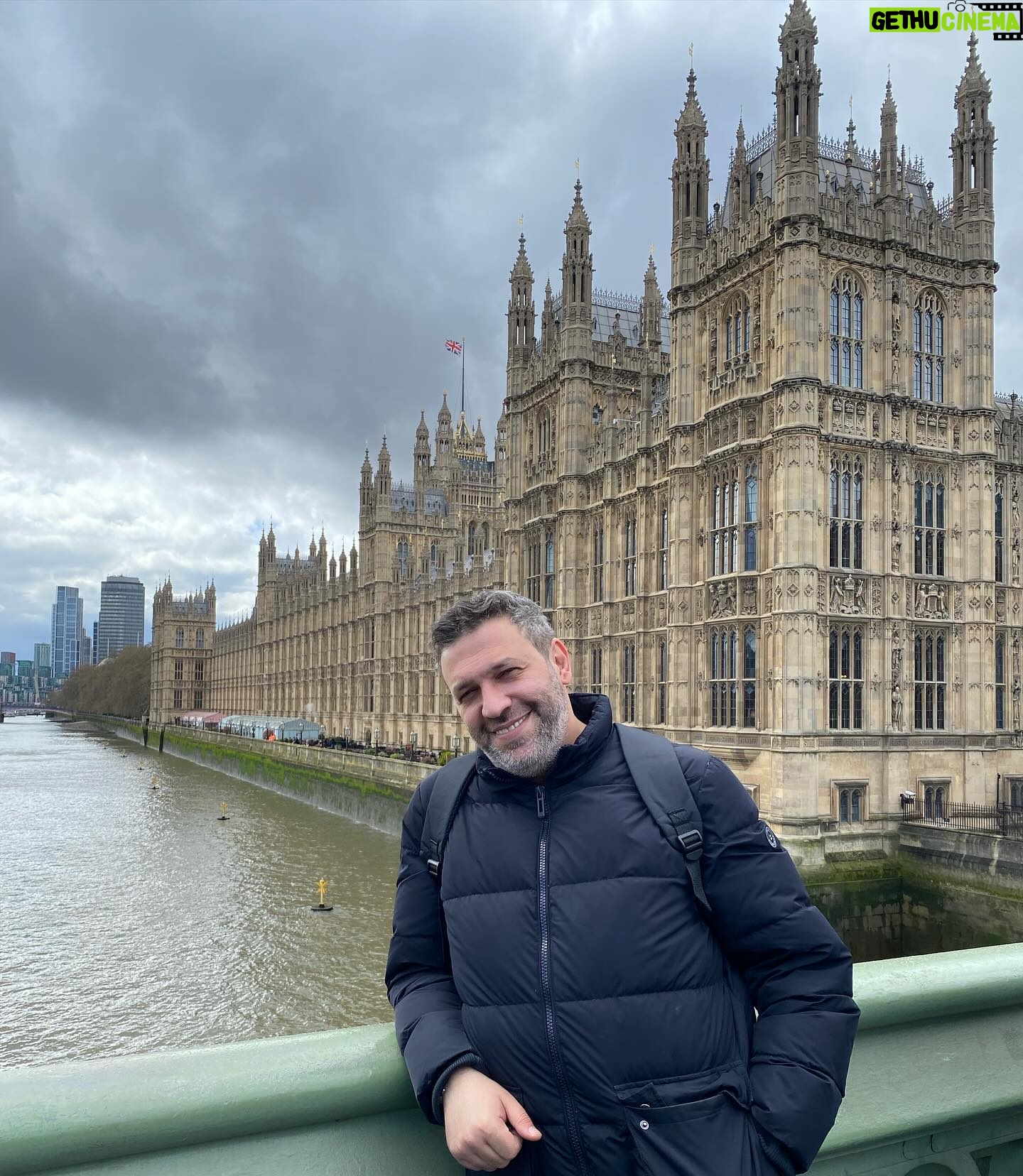 Taleh Yuzbayov - 9.9K Likes - London. Uşaq vaxtı İngilis dili dərsliyində gördüyümüz bir çox yeri və bir çox sənət əsərini canlı görmək qismət oldu. Açığı aşiq oldum bu şəhərə.
Sizə tarixi və s. haqqında məlumat vermək istəmirəm, açıb Wikipedia-dan oxuya bilərsiniz. 3 məsləhət verəcəm: 1. Yolu keçəndə sola yox sağa baxın, maşınlar əks tərəfdən gələcək, 2. Siqaret çəkənsinizsə özünüzlə çoxlu siqaret gətirin. Burda qutusu 30-45 manata başa gəlir, 3. Şarj üçün 3 dişli başlıqlar alın. Ardı var…