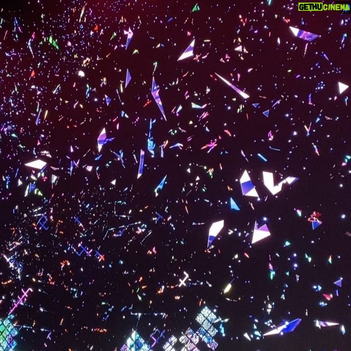 Taleh Yuzbayov - 9.9K Likes - London. Uşaq vaxtı İngilis dili dərsliyində gördüyümüz bir çox yeri və bir çox sənət əsərini canlı görmək qismət oldu. Açığı aşiq oldum bu şəhərə.
Sizə tarixi və s. haqqında məlumat vermək istəmirəm, açıb Wikipedia-dan oxuya bilərsiniz. 3 məsləhət verəcəm: 1. Yolu keçəndə sola yox sağa baxın, maşınlar əks tərəfdən gələcək, 2. Siqaret çəkənsinizsə özünüzlə çoxlu siqaret gətirin. Burda qutusu 30-45 manata başa gəlir, 3. Şarj üçün 3 dişli başlıqlar alın. Ardı var…