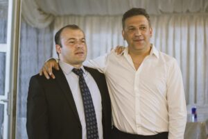 Taleh Yuzbayov Instagram - Çox çətin və maraqlı yol keçdik. Bu layihə Əlixanın beynində çoxdan var idi, amma hər dəfə üstündən keçirdi. Sonra eləmək qərarına gəldi, keçdi şturvalın arxasına bir-bir mindik bu gəmiyə. Emin gəldi ssenarist kimi. Əlixan və mən də qoşulduq ona, çox qısa vaxtda gecə-gündüz yazdıq. Redaktəyə vaxtımız da qalmadı. 2 aydan da az vaxta 500 səhifəyə yaxın ssenari yazdıq. Elə səhnə var idi, çəkiliş meydançasında yazıldı. 

Yavaş-yavaş heyət yığıldı. Kadrda olmayan çox adam əziyyət çəkdi. Rejissor komandası, operatorlar, montajor, işıqçılar, rəssamlar, geyim rəssamları, qrim ustası, rekvizitor, prodüserlər, səsçilər, texniki heyət, bərbər, çayçılar, sürücülər və bir çox adam yayın cırhacırında, gecədən səhərə, bəzən 18 saat çalışdı. Səhvlərimizlə, düzlərimizlə bu işi yekunlaşdırdıq. 

Əlixanı təbrik eləyirəm! 60 günə yaxın çəkilişdə həm rejissor, həm prodüser,  həm aktyor kimi başını itirmədiyinə, bu işi yarımçıq qoymadığına, son yayım gününə qədər montajdan çıxmadığına və belə möhtəşəm final səhnəsinə görə. 

Daha yaxşısını eləmək olardı? Əlbəttə! Həmişə daha yaxşısını eləmək olar. Səhvlərimizi var idi? Kifayət qədər! Amma bu bizim üçün yeni bir təcrübə idi. Buna qədər serial kimi ağır yükün altına girməmişdik. Bundan sonra ideya, güc və pul tapıb, daha da yaxşı işlər görməyə çalışacağıq. 

Tamaşaçılara isə lap çox təşəkkür edirəm. Sizin yazdığın hər komment, atdığınız hər like bizim  özümüzə inamımızı daha da artırdı. Bəyənməyənlərə də minnətdarıq. Keyfiyyətli tənqidlərdən nəticələr çıxartdıq, keyfiyyətsiz tənqidlərə güldük və daha da qaza gəldik. 

Ən əsası artıq "Alatava" adlı bir serial var. Nə vaxtsa həmvətənlərimiz baxıb, deyəcəklər ki, vaxtıykən Azərbaycanda belə insanlar yaşayıb və belə bir serial çəkiblər. Emin kişinin dediyi kimi: "Vaxt gələcək bir-bir öləcəyik. Burdakıların hamısı öləcək. Amma insan xatirələrdə yaşayırsa, demək ölməyib..."

Növbəti işlərdə görüşənədək!