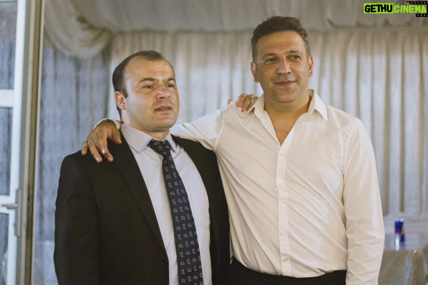 Taleh Yuzbayov - 6.5K Likes - Çox çətin və maraqlı yol keçdik. Bu layihə Əlixanın beynində çoxdan var idi, amma hər dəfə üstündən keçirdi. Sonra eləmək qərarına gəldi, keçdi şturvalın arxasına bir-bir mindik bu gəmiyə. Emin gəldi ssenarist kimi. Əlixan və mən də qoşulduq ona, çox qısa vaxtda gecə-gündüz yazdıq. Redaktəyə vaxtımız da qalmadı. 2 aydan da az vaxta 500 səhifəyə yaxın ssenari yazdıq. Elə səhnə var idi, çəkiliş meydançasında yazıldı.
Yavaş-yavaş heyət yığıldı. Kadrda olmayan çox adam əziyyət çəkdi. Rejissor komandası, operatorlar, montajor, işıqçılar, rəssamlar, geyim rəssamları, qrim ustası, rekvizitor, prodüserlər, səsçilər, texniki heyət, bərbər, çayçılar, sürücülər və bir çox adam yayın cırhacırında, gecədən səhərə, bəzən 18 saat çalışdı. Səhvlərimizlə, düzlərimizlə bu işi yekunlaşdırdıq.
Əlixanı təbrik eləyirəm! 60 günə yaxın çəkilişdə həm rejissor, həm prodüser, həm aktyor kimi başını itirmədiyinə, bu işi yarımçıq qoymadığına, son yayım gününə qədər montajdan çıxmadığına və belə möhtəşəm final səhnəsinə görə.
Daha yaxşısını eləmək olardı? Əlbəttə! Həmişə daha yaxşısını eləmək olar. Səhvlərimizi var idi? Kifayət qədər! Amma bu bizim üçün yeni bir təcrübə idi. Buna qədər serial kimi ağır yükün altına girməmişdik. Bundan sonra ideya, güc və pul tapıb, daha da yaxşı işlər görməyə çalışacağıq.
Tamaşaçılara isə lap çox təşəkkür edirəm. Sizin yazdığın hər komment, atdığınız hər like bizim özümüzə inamımızı daha da artırdı. Bəyənməyənlərə də minnətdarıq. Keyfiyyətli tənqidlərdən nəticələr çıxartdıq, keyfiyyətsiz tənqidlərə güldük və daha da qaza gəldik.
Ən əsası artıq "Alatava" adlı bir serial var. Nə vaxtsa həmvətənlərimiz baxıb, deyəcəklər ki, vaxtıykən Azərbaycanda belə insanlar yaşayıb və belə bir serial çəkiblər. Emin kişinin dediyi kimi: "Vaxt gələcək bir-bir öləcəyik. Burdakıların hamısı öləcək. Amma insan xatirələrdə yaşayırsa, demək ölməyib..."
Növbəti işlərdə görüşənədək!