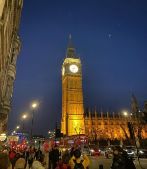 Taleh Yuzbayov Instagram - London. Uşaq vaxtı İngilis dili dərsliyində gördüyümüz bir çox yeri və bir çox sənət əsərini canlı görmək qismət oldu. Açığı aşiq oldum bu şəhərə.
Sizə tarixi və s. haqqında məlumat vermək istəmirəm, açıb Wikipedia-dan oxuya bilərsiniz. 3 məsləhət verəcəm: 1. Yolu keçəndə sola yox sağa baxın, maşınlar əks tərəfdən gələcək, 2. Siqaret çəkənsinizsə özünüzlə çoxlu siqaret gətirin. Burda qutusu 30-45 manata başa gəlir, 3. Şarj üçün 3 dişli başlıqlar alın. Ardı var…