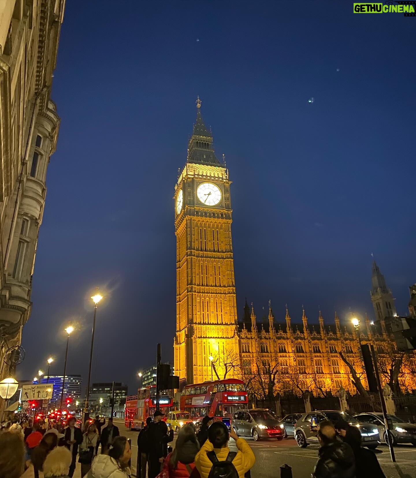 Taleh Yuzbayov - 9.9K Likes - London. Uşaq vaxtı İngilis dili dərsliyində gördüyümüz bir çox yeri və bir çox sənət əsərini canlı görmək qismət oldu. Açığı aşiq oldum bu şəhərə.
Sizə tarixi və s. haqqında məlumat vermək istəmirəm, açıb Wikipedia-dan oxuya bilərsiniz. 3 məsləhət verəcəm: 1. Yolu keçəndə sola yox sağa baxın, maşınlar əks tərəfdən gələcək, 2. Siqaret çəkənsinizsə özünüzlə çoxlu siqaret gətirin. Burda qutusu 30-45 manata başa gəlir, 3. Şarj üçün 3 dişli başlıqlar alın. Ardı var…