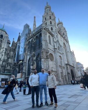 Taleh Yuzbayov Instagram - Vyana. Hər yer Baksovetdir. Hər yerdə o binalardan var. Hər bina ayrı cür möhtəşəmdir. Kilsələr də həmçinin. Çox getsən xaçpərəst ola bilərsən. Şokoladlar çox dadlıdır. Mozart-ın ev muzeyi elə də maraqlı deyil. Bu evdə elə də çox olmurmuş. Sən demə həm də mason imiş. Yeni il yarmarkaları çoxdur. Yemək və suvenir almaq olur. Amma əsasən nəğd pulla. 3 gün bütün gözəl yerləri görməyə və muzeyləri gəzməyə çatmır. 
Bu səfərin avia biletlərini təqdim etdiyinə görə @aviasales.az -a isə xüsusi və böyük bir təşəkkür! 🤗