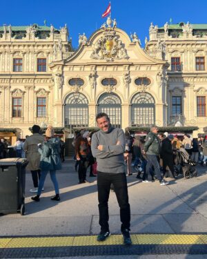 Taleh Yuzbayov Instagram - Vyana. Hər yer Baksovetdir. Hər yerdə o binalardan var. Hər bina ayrı cür möhtəşəmdir. Kilsələr də həmçinin. Çox getsən xaçpərəst ola bilərsən. Şokoladlar çox dadlıdır. Mozart-ın ev muzeyi elə də maraqlı deyil. Bu evdə elə də çox olmurmuş. Sən demə həm də mason imiş. Yeni il yarmarkaları çoxdur. Yemək və suvenir almaq olur. Amma əsasən nəğd pulla. 3 gün bütün gözəl yerləri görməyə və muzeyləri gəzməyə çatmır. 
Bu səfərin avia biletlərini təqdim etdiyinə görə @aviasales.az -a isə xüsusi və böyük bir təşəkkür! 🤗