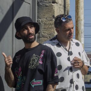 Taleh Yuzbayov Instagram - Əlixan təzə videolar çəkməyə başlayanda bir dostum onun videosunu mənə göstərib dedi ki: "Rəqibin gəlir!" Videoya baxıb, dedim ki: "Başı üçün deyil!" Amma Əlixan hər video ilə plankanı elə qaldırdı ki, ayaqlaşmağa məcbur oldum. Onun çəkdiyi hər video mənə, mənim çəkdiyim hər video ona motivasiya oldu. Və ən yaxşı videolarımızı belə çəkdik. Rəqib olmadıq, dost olduq. 
Bir yerdə ilk şəklimizi ilk videomuzu çəkən gün çəkdirdik. 9-cu mikrorayonda. Hamı bizdən nəsə ciddi bir şey gözləyirdi. Biz isə liftdə öpüşən day-dayların həmin ana qədər olan gününü çəkdik :) Telefondan başqa texnikamız yox idi. Yolumuzun əvvəlində idik. Amma arzularımız var idi. 
Evdə telefonla video çəkən adamlardan öz filmini çəkmiş və serialını çəkən adamlara döndük. Filmimi çəkəndə o mənə dəstək oldu, serialını çəkəndə mən əlimdən gələn qədər dəstək oluram.  Axırıncı şəklimiz də onun serialının çəkiliş meydanındandır. Əminəm ki, həmişə bir-birimizin yanında olacağıq. İndi isə həyatımızın təzə mərhələsindəyik...
Əlixan asan adam deyil. Əlixan sabit adam deyil. Amma həmişə özü kimidir. Onu istəyənlər kimi istəməyənlər də çoxdur. Ən əsası bu onun vecinə də deyil.  Onun hədəfi var. Onun arzuları var. Onun istedadı var. Bu gün ad gününü də çəkilişdə keçirir. 
Ad günün mübarək, Əlixan! Sənə bütün arzularını həyata keçirməyə güc və vaxt arzulayıram. Sağlam və güclü ol! Böyük işlər gör! Heç vaxt təslim olma! Öpürəm və bağrıma basıram!