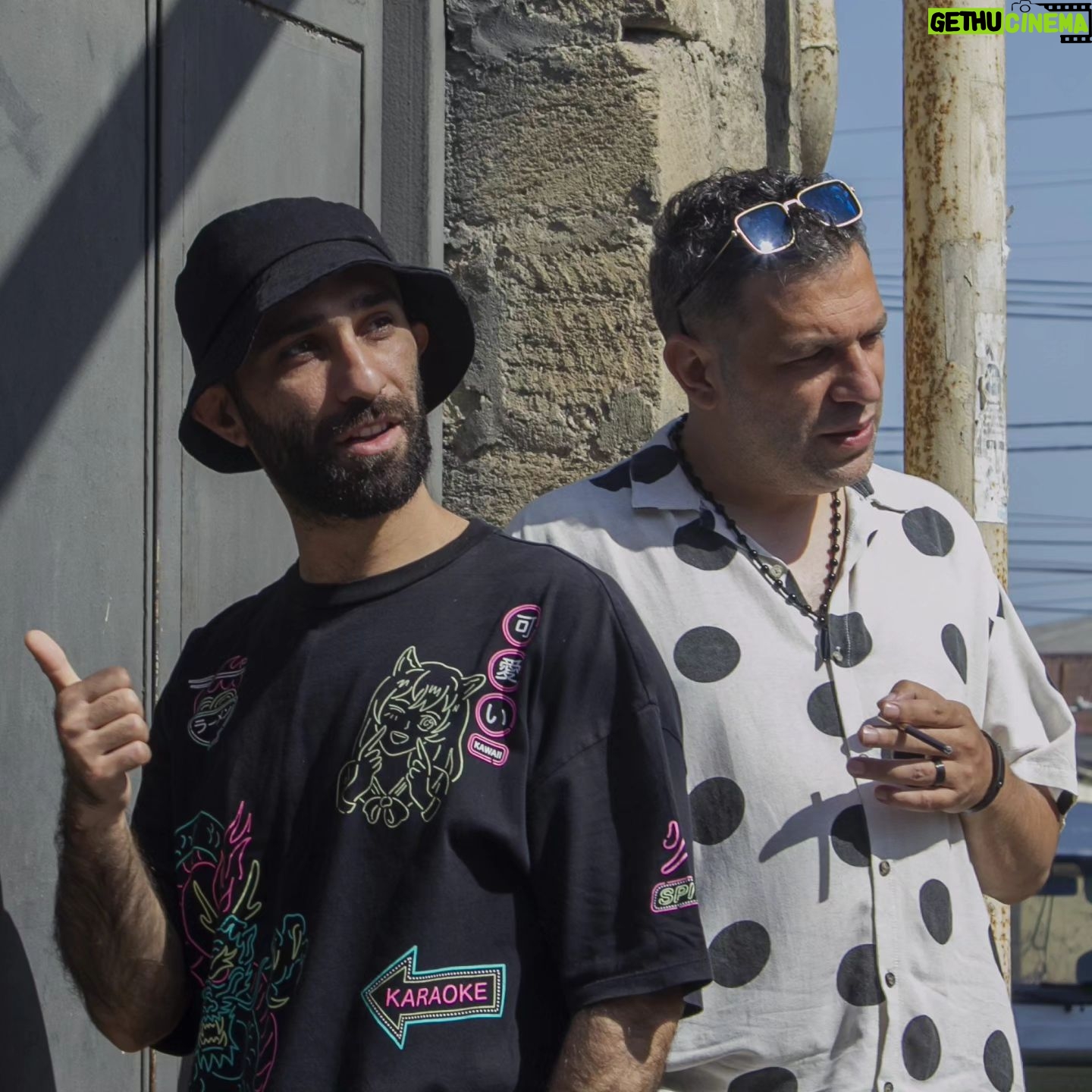 Taleh Yuzbayov - 14.8K Likes - Əlixan təzə videolar çəkməyə başlayanda bir dostum onun videosunu mənə göstərib dedi ki: "Rəqibin gəlir!" Videoya baxıb, dedim ki: "Başı üçün deyil!" Amma Əlixan hər video ilə plankanı elə qaldırdı ki, ayaqlaşmağa məcbur oldum. Onun çəkdiyi hər video mənə, mənim çəkdiyim hər video ona motivasiya oldu. Və ən yaxşı videolarımızı belə çəkdik. Rəqib olmadıq, dost olduq.
Bir yerdə ilk şəklimizi ilk videomuzu çəkən gün çəkdirdik. 9-cu mikrorayonda. Hamı bizdən nəsə ciddi bir şey gözləyirdi. Biz isə liftdə öpüşən day-dayların həmin ana qədər olan gününü çəkdik :) Telefondan başqa texnikamız yox idi. Yolumuzun əvvəlində idik. Amma arzularımız var idi.
Evdə telefonla video çəkən adamlardan öz filmini çəkmiş və serialını çəkən adamlara döndük. Filmimi çəkəndə o mənə dəstək oldu, serialını çəkəndə mən əlimdən gələn qədər dəstək oluram. Axırıncı şəklimiz də onun serialının çəkiliş meydanındandır. Əminəm ki, həmişə bir-birimizin yanında olacağıq. İndi isə həyatımızın təzə mərhələsindəyik...
Əlixan asan adam deyil. Əlixan sabit adam deyil. Amma həmişə özü kimidir. Onu istəyənlər kimi istəməyənlər də çoxdur. Ən əsası bu onun vecinə də deyil. Onun hədəfi var. Onun arzuları var. Onun istedadı var. Bu gün ad gününü də çəkilişdə keçirir.
Ad günün mübarək, Əlixan! Sənə bütün arzularını həyata keçirməyə güc və vaxt arzulayıram. Sağlam və güclü ol! Böyük işlər gör! Heç vaxt təslim olma! Öpürəm və bağrıma basıram!