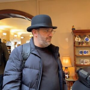 Taleh Yuzbayov Instagram - Londonda olsanız sizə əsas mələhətim: pul xırdalamayın. Mən çox ölkədə olmuşam heç birində məndən o qədər komissiya tutulmamışdı. 35%! Təsəvvür eləyin, 100$-a 35$. 
Ona görə ən yaxşısı kartdır. Çünki kartla ödəniş avtobusundan tutmuş metrosuna, marketindən tutmuş muzeyinə hər yerdə keçərlidir. Mən də bütün ödənişləri Kartmane Visa Infinite kartımla elədim. Keşbekim də gəldi, bankomatdan pulsuz nağdlaşdıra da bildim, üstəlik konvertasiya haqqı olmadan. Həmin o 35% komissiyanı isə hələ də unuda bilmirəm...