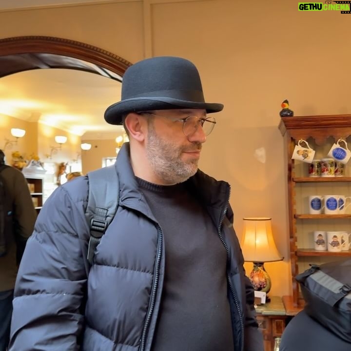 Taleh Yuzbayov - 7.9K Likes - Londonda olsanız sizə əsas mələhətim: pul xırdalamayın. Mən çox ölkədə olmuşam heç birində məndən o qədər komissiya tutulmamışdı. 35%! Təsəvvür eləyin, 100$-a 35$.
Ona görə ən yaxşısı kartdır. Çünki kartla ödəniş avtobusundan tutmuş metrosuna, marketindən tutmuş muzeyinə hər yerdə keçərlidir. Mən də bütün ödənişləri Kartmane Visa Infinite kartımla elədim. Keşbekim də gəldi, bankomatdan pulsuz nağdlaşdıra da bildim, üstəlik konvertasiya haqqı olmadan. Həmin o 35% komissiyanı isə hələ də unuda bilmirəm...