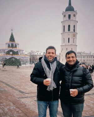 Taleh Yuzbayov Instagram - Vilnüs. Sakit, soyuq, sürüşkən və yavaş şəhər. Burada vaxt tamam başqa cür işləyir. Səhər durursan, yemək yeyirsən, saat 11-də oteldən çıxırsan, bütün şəhəri gəzirsən, obed eləyirsən, kilsəyə baxmağa girirsən, şəkil çəkdirirsən, 4-5 saat da gəzirsən və saata baxırsan ki, hələ 1-in yarısıdır. 
İnsanlar hardasa gülərüz, rus dilini yaşlı nəsil daha yaxşı bilir, cavanlar elə də yox, hər yer tez bağlanır
#EuroTour #Litva