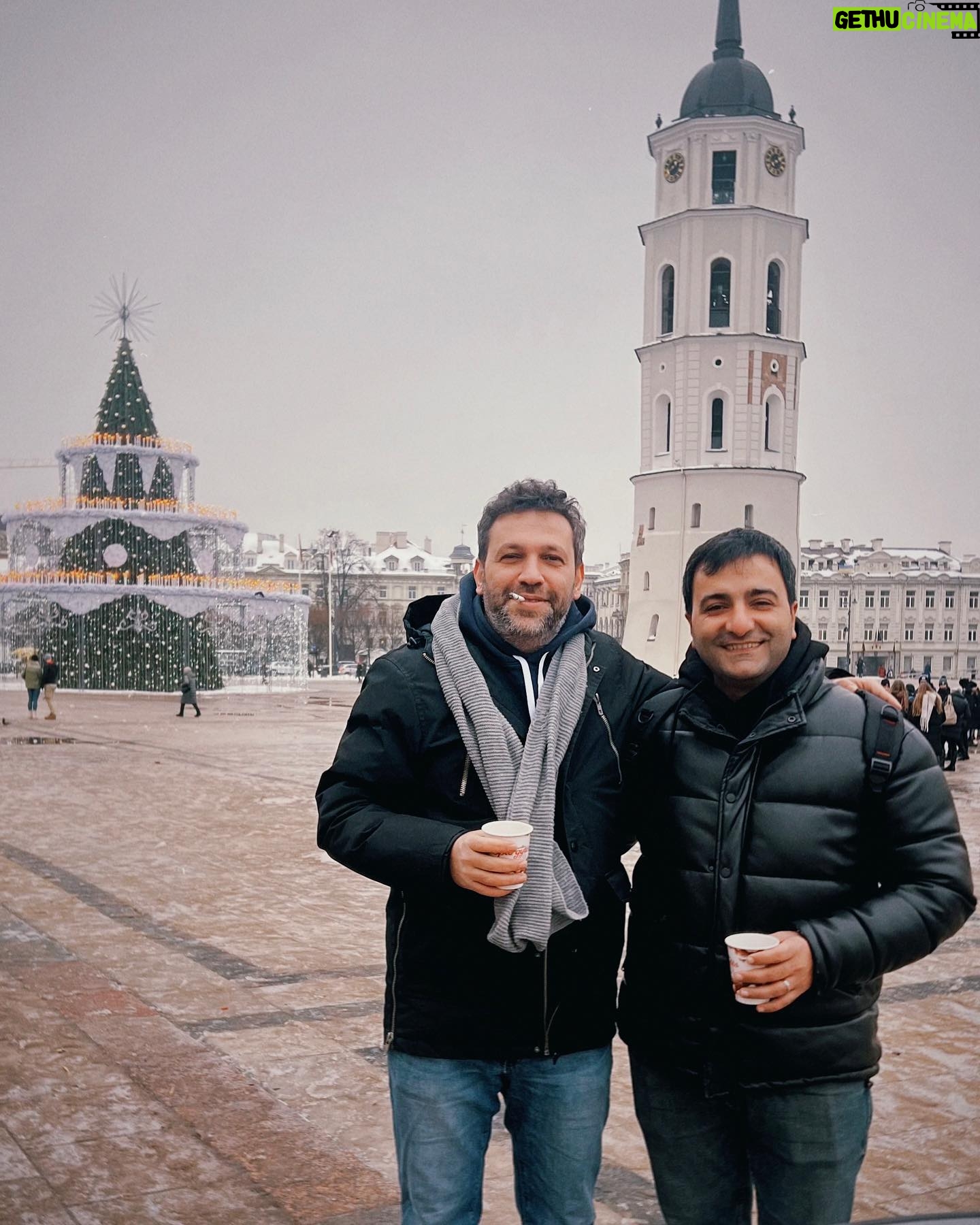 Taleh Yuzbayov - 20.5K Likes - Vilnüs. Sakit, soyuq, sürüşkən və yavaş şəhər. Burada vaxt tamam başqa cür işləyir. Səhər durursan, yemək yeyirsən, saat 11-də oteldən çıxırsan, bütün şəhəri gəzirsən, obed eləyirsən, kilsəyə baxmağa girirsən, şəkil çəkdirirsən, 4-5 saat da gəzirsən və saata baxırsan ki, hələ 1-in yarısıdır.
İnsanlar hardasa gülərüz, rus dilini yaşlı nəsil daha yaxşı bilir, cavanlar elə də yox, hər yer tez bağlanır
#EuroTour #Litva