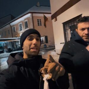 Taleh Yuzbayov Instagram - Vilnüs. Sakit, soyuq, sürüşkən və yavaş şəhər. Burada vaxt tamam başqa cür işləyir. Səhər durursan, yemək yeyirsən, saat 11-də oteldən çıxırsan, bütün şəhəri gəzirsən, obed eləyirsən, kilsəyə baxmağa girirsən, şəkil çəkdirirsən, 4-5 saat da gəzirsən və saata baxırsan ki, hələ 1-in yarısıdır. 
İnsanlar hardasa gülərüz, rus dilini yaşlı nəsil daha yaxşı bilir, cavanlar elə də yox, hər yer tez bağlanır
#EuroTour #Litva