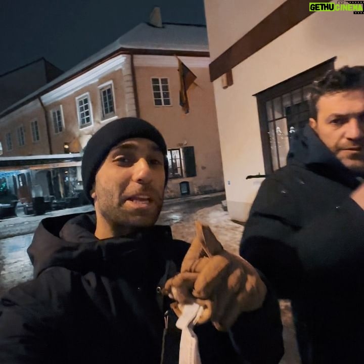 Taleh Yuzbayov - 20.5K Likes - Vilnüs. Sakit, soyuq, sürüşkən və yavaş şəhər. Burada vaxt tamam başqa cür işləyir. Səhər durursan, yemək yeyirsən, saat 11-də oteldən çıxırsan, bütün şəhəri gəzirsən, obed eləyirsən, kilsəyə baxmağa girirsən, şəkil çəkdirirsən, 4-5 saat da gəzirsən və saata baxırsan ki, hələ 1-in yarısıdır.
İnsanlar hardasa gülərüz, rus dilini yaşlı nəsil daha yaxşı bilir, cavanlar elə də yox, hər yer tez bağlanır
#EuroTour #Litva