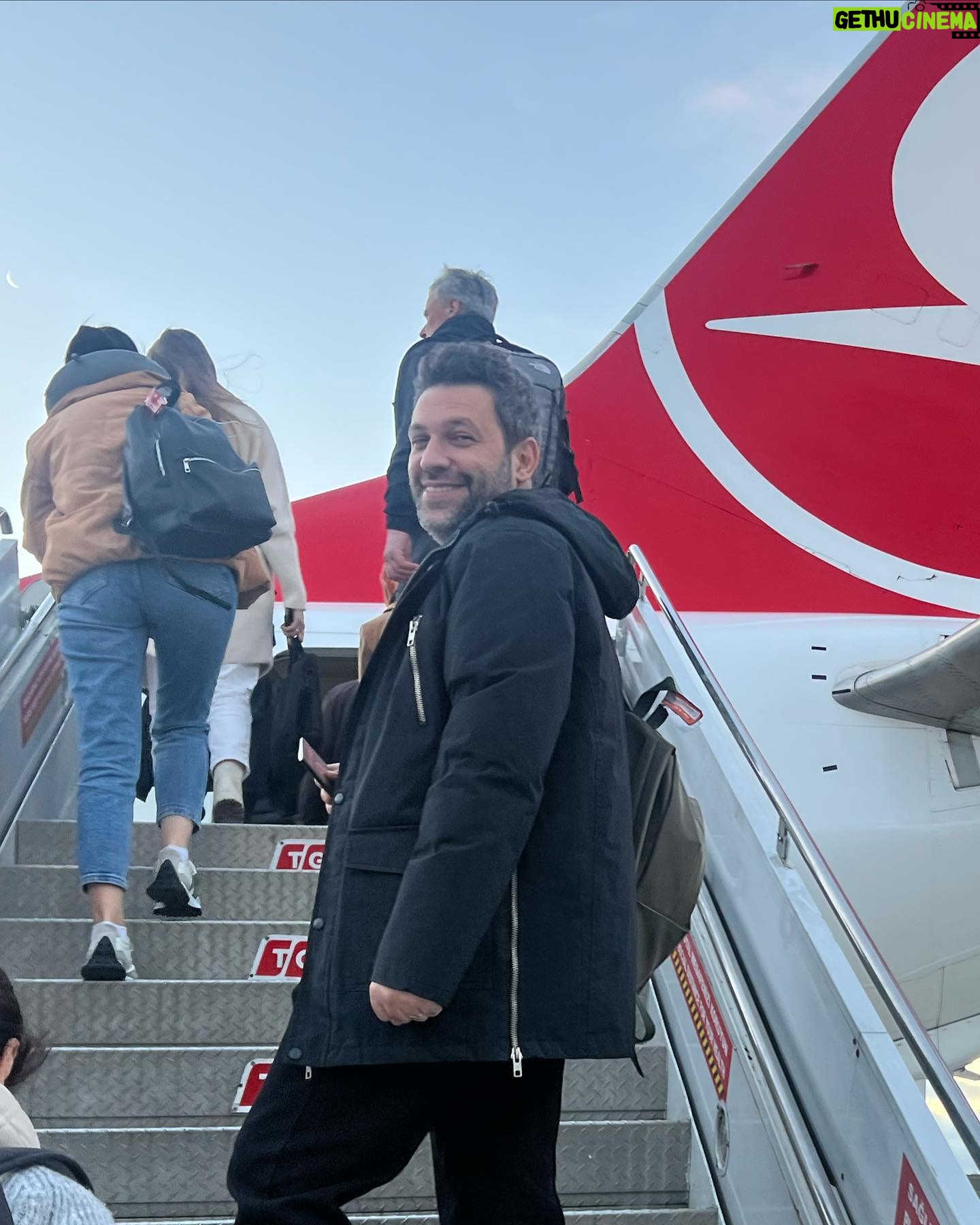 Taleh Yuzbayov - 20.5K Likes - Vilnüs. Sakit, soyuq, sürüşkən və yavaş şəhər. Burada vaxt tamam başqa cür işləyir. Səhər durursan, yemək yeyirsən, saat 11-də oteldən çıxırsan, bütün şəhəri gəzirsən, obed eləyirsən, kilsəyə baxmağa girirsən, şəkil çəkdirirsən, 4-5 saat da gəzirsən və saata baxırsan ki, hələ 1-in yarısıdır.
İnsanlar hardasa gülərüz, rus dilini yaşlı nəsil daha yaxşı bilir, cavanlar elə də yox, hər yer tez bağlanır
#EuroTour #Litva