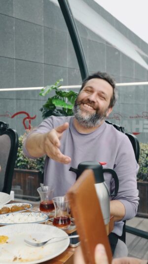 Taleh Yuzbayov Instagram - “Hesab söhbəti”

Hər “kruq”-da hesab gələndə söhbəti öz xeyrinə fırladan bir dost var :)