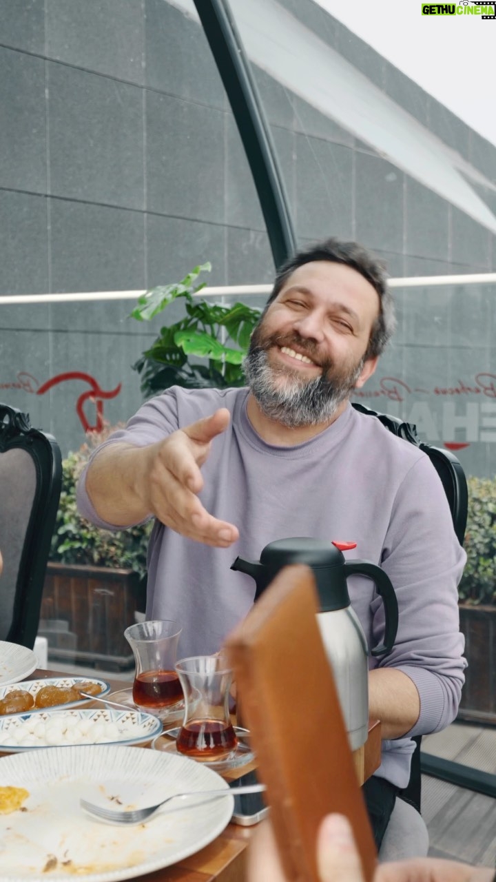 Taleh Yuzbayov - 20.8K Likes - “Hesab söhbəti”
Hər “kruq”-da hesab gələndə söhbəti öz xeyrinə fırladan bir dost var :)