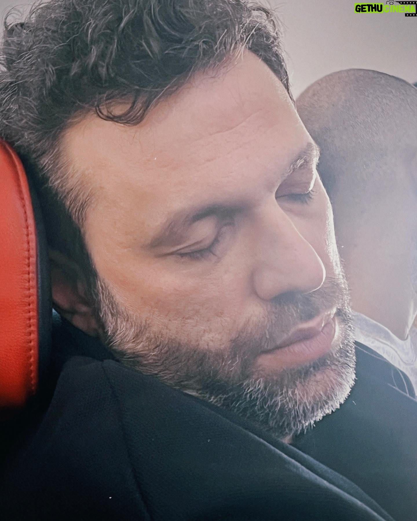 Taleh Yuzbayov - 20.5K Likes - Vilnüs. Sakit, soyuq, sürüşkən və yavaş şəhər. Burada vaxt tamam başqa cür işləyir. Səhər durursan, yemək yeyirsən, saat 11-də oteldən çıxırsan, bütün şəhəri gəzirsən, obed eləyirsən, kilsəyə baxmağa girirsən, şəkil çəkdirirsən, 4-5 saat da gəzirsən və saata baxırsan ki, hələ 1-in yarısıdır.
İnsanlar hardasa gülərüz, rus dilini yaşlı nəsil daha yaxşı bilir, cavanlar elə də yox, hər yer tez bağlanır
#EuroTour #Litva