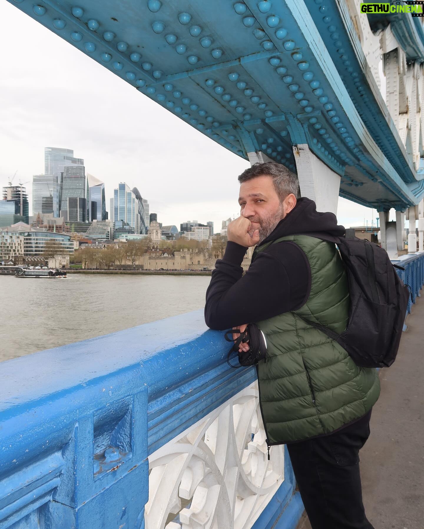 Taleh Yuzbayov - 7.9K Likes - Londonda olsanız sizə əsas mələhətim: pul xırdalamayın. Mən çox ölkədə olmuşam heç birində məndən o qədər komissiya tutulmamışdı. 35%! Təsəvvür eləyin, 100$-a 35$.
Ona görə ən yaxşısı kartdır. Çünki kartla ödəniş avtobusundan tutmuş metrosuna, marketindən tutmuş muzeyinə hər yerdə keçərlidir. Mən də bütün ödənişləri Kartmane Visa Infinite kartımla elədim. Keşbekim də gəldi, bankomatdan pulsuz nağdlaşdıra da bildim, üstəlik konvertasiya haqqı olmadan. Həmin o 35% komissiyanı isə hələ də unuda bilmirəm...
