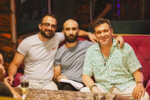 Taleh Yuzbayov Instagram - Çox çətin və maraqlı yol keçdik. Bu layihə Əlixanın beynində çoxdan var idi, amma hər dəfə üstündən keçirdi. Sonra eləmək qərarına gəldi, keçdi şturvalın arxasına bir-bir mindik bu gəmiyə. Emin gəldi ssenarist kimi. Əlixan və mən də qoşulduq ona, çox qısa vaxtda gecə-gündüz yazdıq. Redaktəyə vaxtımız da qalmadı. 2 aydan da az vaxta 500 səhifəyə yaxın ssenari yazdıq. Elə səhnə var idi, çəkiliş meydançasında yazıldı. 

Yavaş-yavaş heyət yığıldı. Kadrda olmayan çox adam əziyyət çəkdi. Rejissor komandası, operatorlar, montajor, işıqçılar, rəssamlar, geyim rəssamları, qrim ustası, rekvizitor, prodüserlər, səsçilər, texniki heyət, bərbər, çayçılar, sürücülər və bir çox adam yayın cırhacırında, gecədən səhərə, bəzən 18 saat çalışdı. Səhvlərimizlə, düzlərimizlə bu işi yekunlaşdırdıq. 

Əlixanı təbrik eləyirəm! 60 günə yaxın çəkilişdə həm rejissor, həm prodüser,  həm aktyor kimi başını itirmədiyinə, bu işi yarımçıq qoymadığına, son yayım gününə qədər montajdan çıxmadığına və belə möhtəşəm final səhnəsinə görə. 

Daha yaxşısını eləmək olardı? Əlbəttə! Həmişə daha yaxşısını eləmək olar. Səhvlərimizi var idi? Kifayət qədər! Amma bu bizim üçün yeni bir təcrübə idi. Buna qədər serial kimi ağır yükün altına girməmişdik. Bundan sonra ideya, güc və pul tapıb, daha da yaxşı işlər görməyə çalışacağıq. 

Tamaşaçılara isə lap çox təşəkkür edirəm. Sizin yazdığın hər komment, atdığınız hər like bizim  özümüzə inamımızı daha da artırdı. Bəyənməyənlərə də minnətdarıq. Keyfiyyətli tənqidlərdən nəticələr çıxartdıq, keyfiyyətsiz tənqidlərə güldük və daha da qaza gəldik. 

Ən əsası artıq "Alatava" adlı bir serial var. Nə vaxtsa həmvətənlərimiz baxıb, deyəcəklər ki, vaxtıykən Azərbaycanda belə insanlar yaşayıb və belə bir serial çəkiblər. Emin kişinin dediyi kimi: "Vaxt gələcək bir-bir öləcəyik. Burdakıların hamısı öləcək. Amma insan xatirələrdə yaşayırsa, demək ölməyib..."

Növbəti işlərdə görüşənədək!