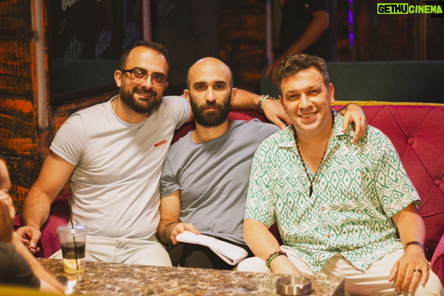 Taleh Yuzbayov - 6.5K Likes - Çox çətin və maraqlı yol keçdik. Bu layihə Əlixanın beynində çoxdan var idi, amma hər dəfə üstündən keçirdi. Sonra eləmək qərarına gəldi, keçdi şturvalın arxasına bir-bir mindik bu gəmiyə. Emin gəldi ssenarist kimi. Əlixan və mən də qoşulduq ona, çox qısa vaxtda gecə-gündüz yazdıq. Redaktəyə vaxtımız da qalmadı. 2 aydan da az vaxta 500 səhifəyə yaxın ssenari yazdıq. Elə səhnə var idi, çəkiliş meydançasında yazıldı.
Yavaş-yavaş heyət yığıldı. Kadrda olmayan çox adam əziyyət çəkdi. Rejissor komandası, operatorlar, montajor, işıqçılar, rəssamlar, geyim rəssamları, qrim ustası, rekvizitor, prodüserlər, səsçilər, texniki heyət, bərbər, çayçılar, sürücülər və bir çox adam yayın cırhacırında, gecədən səhərə, bəzən 18 saat çalışdı. Səhvlərimizlə, düzlərimizlə bu işi yekunlaşdırdıq.
Əlixanı təbrik eləyirəm! 60 günə yaxın çəkilişdə həm rejissor, həm prodüser, həm aktyor kimi başını itirmədiyinə, bu işi yarımçıq qoymadığına, son yayım gününə qədər montajdan çıxmadığına və belə möhtəşəm final səhnəsinə görə.
Daha yaxşısını eləmək olardı? Əlbəttə! Həmişə daha yaxşısını eləmək olar. Səhvlərimizi var idi? Kifayət qədər! Amma bu bizim üçün yeni bir təcrübə idi. Buna qədər serial kimi ağır yükün altına girməmişdik. Bundan sonra ideya, güc və pul tapıb, daha da yaxşı işlər görməyə çalışacağıq.
Tamaşaçılara isə lap çox təşəkkür edirəm. Sizin yazdığın hər komment, atdığınız hər like bizim özümüzə inamımızı daha da artırdı. Bəyənməyənlərə də minnətdarıq. Keyfiyyətli tənqidlərdən nəticələr çıxartdıq, keyfiyyətsiz tənqidlərə güldük və daha da qaza gəldik.
Ən əsası artıq "Alatava" adlı bir serial var. Nə vaxtsa həmvətənlərimiz baxıb, deyəcəklər ki, vaxtıykən Azərbaycanda belə insanlar yaşayıb və belə bir serial çəkiblər. Emin kişinin dediyi kimi: "Vaxt gələcək bir-bir öləcəyik. Burdakıların hamısı öləcək. Amma insan xatirələrdə yaşayırsa, demək ölməyib..."
Növbəti işlərdə görüşənədək!