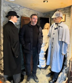 Taleh Yuzbayov Instagram - London. Uşaq vaxtı İngilis dili dərsliyində gördüyümüz bir çox yeri və bir çox sənət əsərini canlı görmək qismət oldu. Açığı aşiq oldum bu şəhərə.
Sizə tarixi və s. haqqında məlumat vermək istəmirəm, açıb Wikipedia-dan oxuya bilərsiniz. 3 məsləhət verəcəm: 1. Yolu keçəndə sola yox sağa baxın, maşınlar əks tərəfdən gələcək, 2. Siqaret çəkənsinizsə özünüzlə çoxlu siqaret gətirin. Burda qutusu 30-45 manata başa gəlir, 3. Şarj üçün 3 dişli başlıqlar alın. Ardı var…