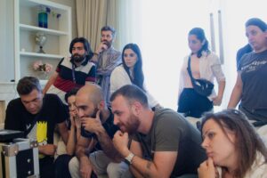 Taleh Yuzbayov Instagram - Çox çətin və maraqlı yol keçdik. Bu layihə Əlixanın beynində çoxdan var idi, amma hər dəfə üstündən keçirdi. Sonra eləmək qərarına gəldi, keçdi şturvalın arxasına bir-bir mindik bu gəmiyə. Emin gəldi ssenarist kimi. Əlixan və mən də qoşulduq ona, çox qısa vaxtda gecə-gündüz yazdıq. Redaktəyə vaxtımız da qalmadı. 2 aydan da az vaxta 500 səhifəyə yaxın ssenari yazdıq. Elə səhnə var idi, çəkiliş meydançasında yazıldı. 

Yavaş-yavaş heyət yığıldı. Kadrda olmayan çox adam əziyyət çəkdi. Rejissor komandası, operatorlar, montajor, işıqçılar, rəssamlar, geyim rəssamları, qrim ustası, rekvizitor, prodüserlər, səsçilər, texniki heyət, bərbər, çayçılar, sürücülər və bir çox adam yayın cırhacırında, gecədən səhərə, bəzən 18 saat çalışdı. Səhvlərimizlə, düzlərimizlə bu işi yekunlaşdırdıq. 

Əlixanı təbrik eləyirəm! 60 günə yaxın çəkilişdə həm rejissor, həm prodüser,  həm aktyor kimi başını itirmədiyinə, bu işi yarımçıq qoymadığına, son yayım gününə qədər montajdan çıxmadığına və belə möhtəşəm final səhnəsinə görə. 

Daha yaxşısını eləmək olardı? Əlbəttə! Həmişə daha yaxşısını eləmək olar. Səhvlərimizi var idi? Kifayət qədər! Amma bu bizim üçün yeni bir təcrübə idi. Buna qədər serial kimi ağır yükün altına girməmişdik. Bundan sonra ideya, güc və pul tapıb, daha da yaxşı işlər görməyə çalışacağıq. 

Tamaşaçılara isə lap çox təşəkkür edirəm. Sizin yazdığın hər komment, atdığınız hər like bizim  özümüzə inamımızı daha da artırdı. Bəyənməyənlərə də minnətdarıq. Keyfiyyətli tənqidlərdən nəticələr çıxartdıq, keyfiyyətsiz tənqidlərə güldük və daha da qaza gəldik. 

Ən əsası artıq "Alatava" adlı bir serial var. Nə vaxtsa həmvətənlərimiz baxıb, deyəcəklər ki, vaxtıykən Azərbaycanda belə insanlar yaşayıb və belə bir serial çəkiblər. Emin kişinin dediyi kimi: "Vaxt gələcək bir-bir öləcəyik. Burdakıların hamısı öləcək. Amma insan xatirələrdə yaşayırsa, demək ölməyib..."

Növbəti işlərdə görüşənədək!
