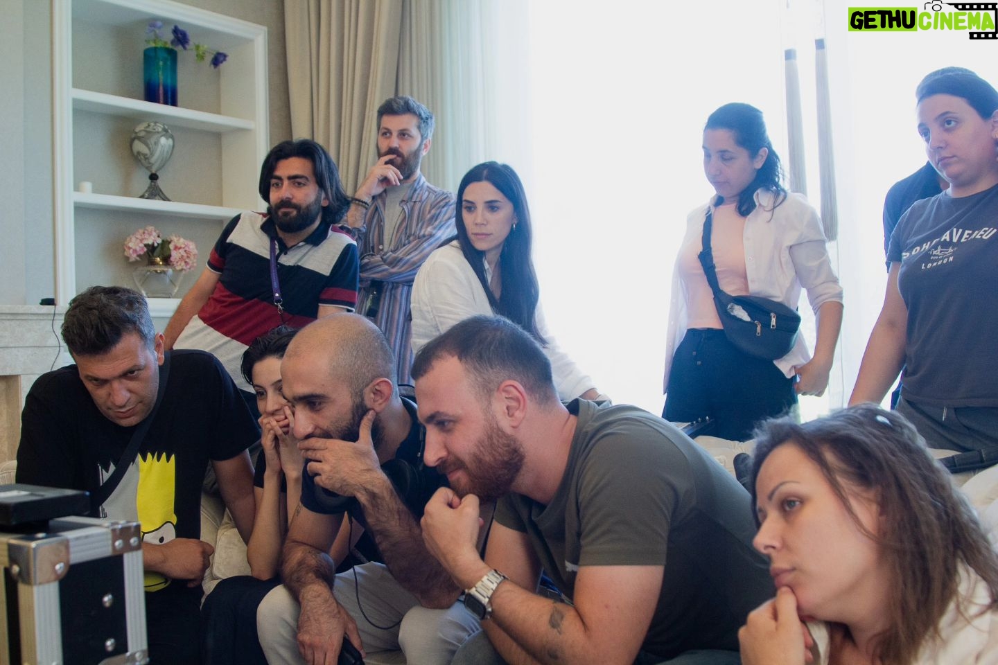 Taleh Yuzbayov - 6.5K Likes - Çox çətin və maraqlı yol keçdik. Bu layihə Əlixanın beynində çoxdan var idi, amma hər dəfə üstündən keçirdi. Sonra eləmək qərarına gəldi, keçdi şturvalın arxasına bir-bir mindik bu gəmiyə. Emin gəldi ssenarist kimi. Əlixan və mən də qoşulduq ona, çox qısa vaxtda gecə-gündüz yazdıq. Redaktəyə vaxtımız da qalmadı. 2 aydan da az vaxta 500 səhifəyə yaxın ssenari yazdıq. Elə səhnə var idi, çəkiliş meydançasında yazıldı.
Yavaş-yavaş heyət yığıldı. Kadrda olmayan çox adam əziyyət çəkdi. Rejissor komandası, operatorlar, montajor, işıqçılar, rəssamlar, geyim rəssamları, qrim ustası, rekvizitor, prodüserlər, səsçilər, texniki heyət, bərbər, çayçılar, sürücülər və bir çox adam yayın cırhacırında, gecədən səhərə, bəzən 18 saat çalışdı. Səhvlərimizlə, düzlərimizlə bu işi yekunlaşdırdıq.
Əlixanı təbrik eləyirəm! 60 günə yaxın çəkilişdə həm rejissor, həm prodüser, həm aktyor kimi başını itirmədiyinə, bu işi yarımçıq qoymadığına, son yayım gününə qədər montajdan çıxmadığına və belə möhtəşəm final səhnəsinə görə.
Daha yaxşısını eləmək olardı? Əlbəttə! Həmişə daha yaxşısını eləmək olar. Səhvlərimizi var idi? Kifayət qədər! Amma bu bizim üçün yeni bir təcrübə idi. Buna qədər serial kimi ağır yükün altına girməmişdik. Bundan sonra ideya, güc və pul tapıb, daha da yaxşı işlər görməyə çalışacağıq.
Tamaşaçılara isə lap çox təşəkkür edirəm. Sizin yazdığın hər komment, atdığınız hər like bizim özümüzə inamımızı daha da artırdı. Bəyənməyənlərə də minnətdarıq. Keyfiyyətli tənqidlərdən nəticələr çıxartdıq, keyfiyyətsiz tənqidlərə güldük və daha da qaza gəldik.
Ən əsası artıq "Alatava" adlı bir serial var. Nə vaxtsa həmvətənlərimiz baxıb, deyəcəklər ki, vaxtıykən Azərbaycanda belə insanlar yaşayıb və belə bir serial çəkiblər. Emin kişinin dediyi kimi: "Vaxt gələcək bir-bir öləcəyik. Burdakıların hamısı öləcək. Amma insan xatirələrdə yaşayırsa, demək ölməyib..."
Növbəti işlərdə görüşənədək!