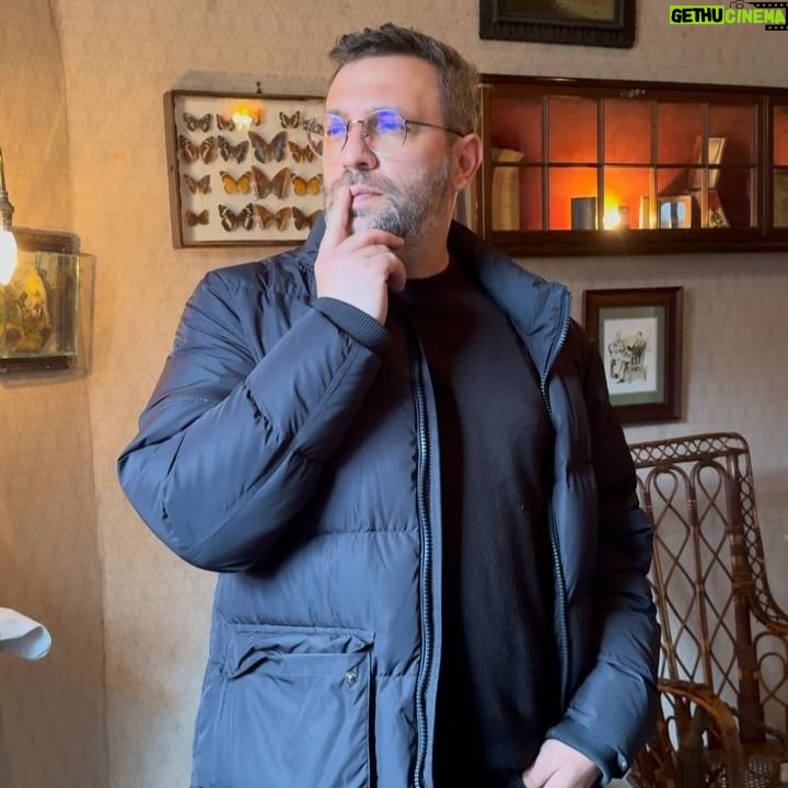 Taleh Yuzbayov - 9.9K Likes - London. Uşaq vaxtı İngilis dili dərsliyində gördüyümüz bir çox yeri və bir çox sənət əsərini canlı görmək qismət oldu. Açığı aşiq oldum bu şəhərə.
Sizə tarixi və s. haqqında məlumat vermək istəmirəm, açıb Wikipedia-dan oxuya bilərsiniz. 3 məsləhət verəcəm: 1. Yolu keçəndə sola yox sağa baxın, maşınlar əks tərəfdən gələcək, 2. Siqaret çəkənsinizsə özünüzlə çoxlu siqaret gətirin. Burda qutusu 30-45 manata başa gəlir, 3. Şarj üçün 3 dişli başlıqlar alın. Ardı var…