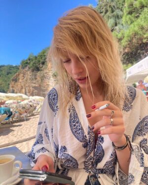 Tamara Aleksić Instagram - ‘More briše, noću. Plima skriva. 
Kao da tuda niko nikad nije prošao. Kao da nas nikada nije bilo. Ako postoji neko mesto, na ovom svetu, gde možeš da misliš da si ništa, to mesto je ovde. 
Više nije kopno, a još uvek nije more. Nije lažan život, nije pravi život. Samo vreme.’
📸 @besna.kobila 🌬️🌊✨
Za 2 sata mora <3