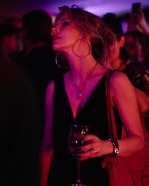 Tamara Aleksić Instagram - Srecan pocetak leta, svima koji slavimo ☀️
Kidajuca ekipa @aristokratmuzik @kendi_pablokenedi @papijaaz @elijah.arstkrt & co. ✨
Ako ste slucajno propustili ovaj gig u @zappabarka , sl.put ispravite gresku. Nema na cemu 😇 
📸🥷 @marko_popovic_photography hvalaaaa 🌻