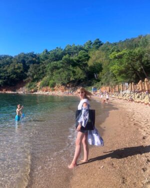 Tamara Aleksić Instagram - Vreme u specijalnoj teoriji relativnosti.
Npr. dva sata, sa nekim posebnim, može da bude celo letovanje. Ili makar milion fotografija. 🌬️🌊☀️ @besna.kobila