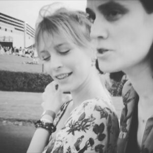 Tamara Aleksić Instagram - Fragmenti radosti. 🌻
I neke polomljene tablice, kiša, oluja, tornado, riba sudnjeg dana, voz (bez psa koji ga je voleo), testenina iz pekare, pevanja, snimanja, smejanja, spavanja i uspavljivanja, svirke, koncerti, šetnje, tetovaže, sljokice, kafa i još kafe i ovakve dve nestvarne drugarice. <3
#harryshouse u #reggioemilia