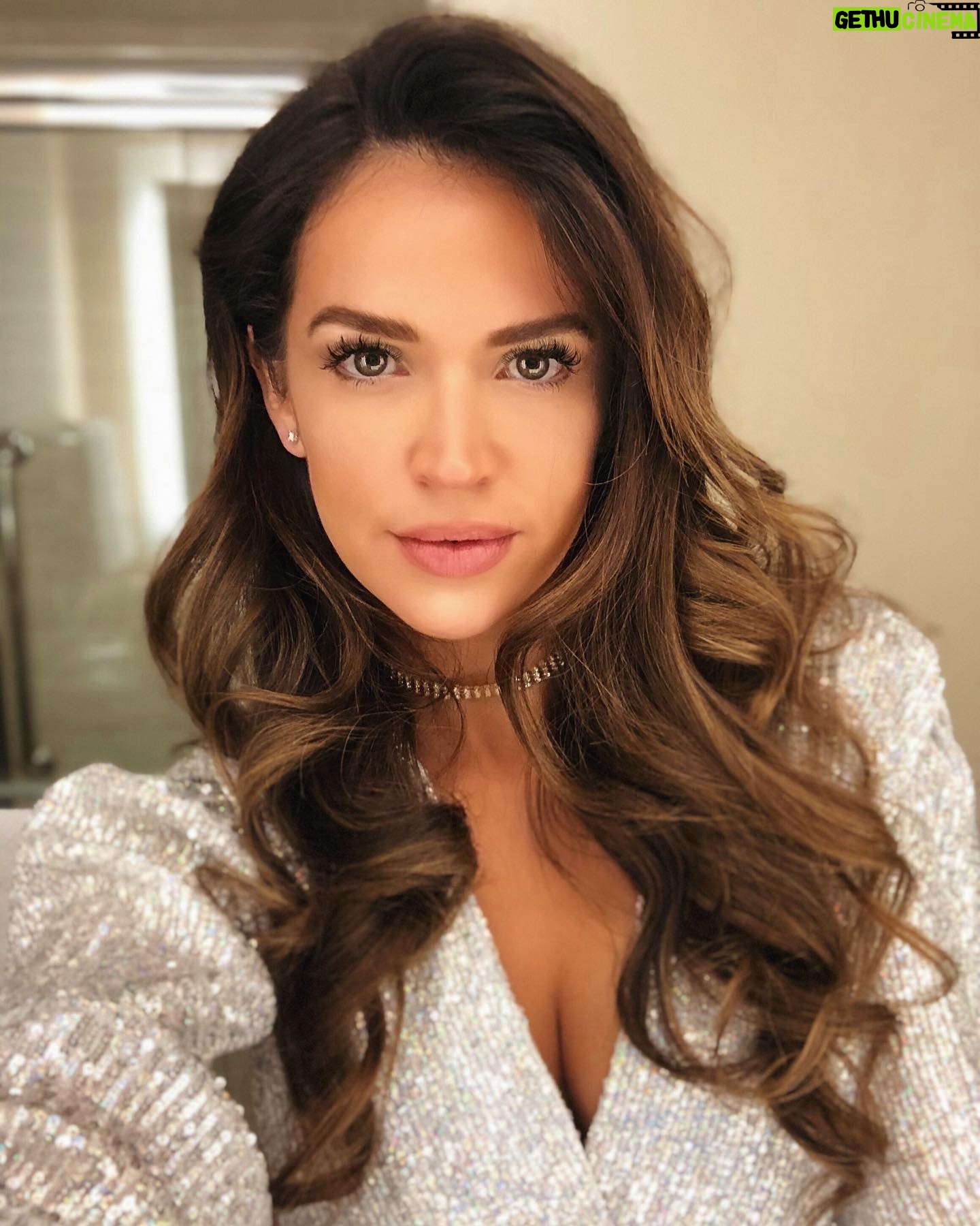 Tamara Duarte - 2K Likes - 20/20