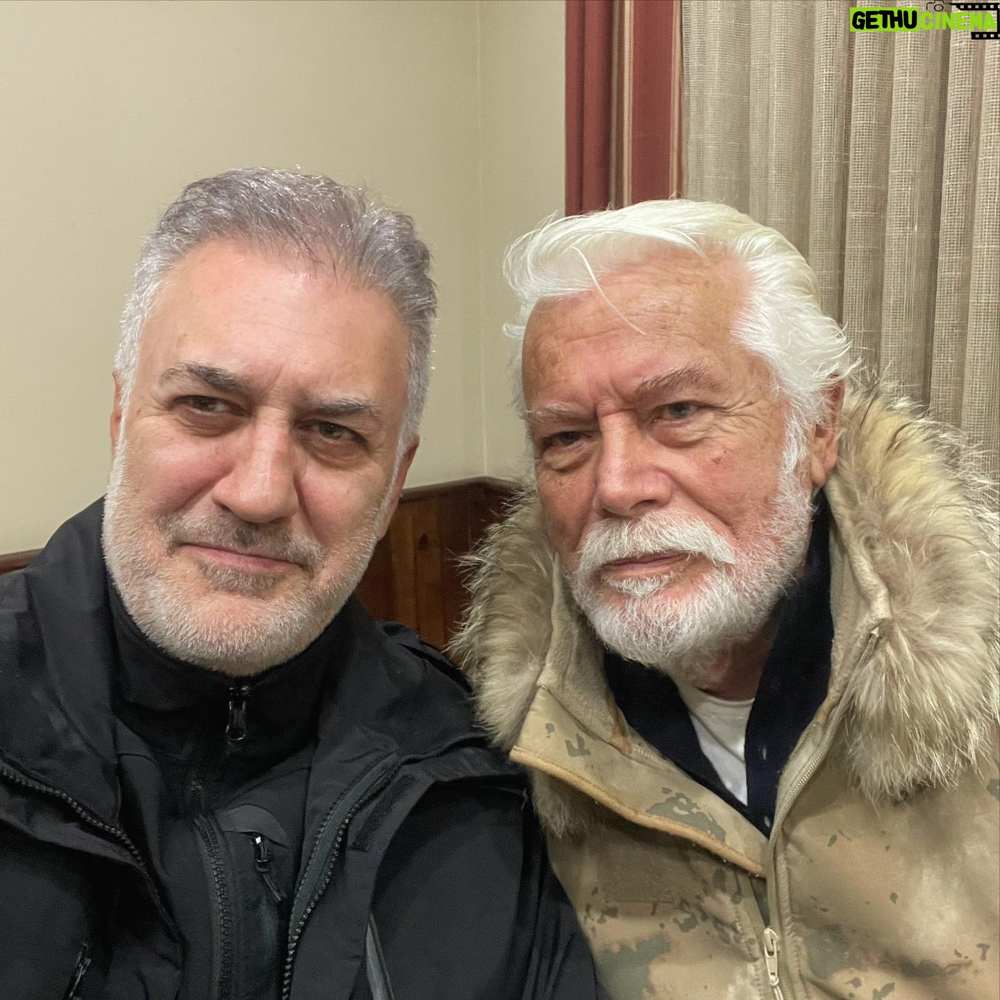 Tamer Karadağlı - 33K Likes - İki Tamer yan yana. Türk Sinemasının en büyük isimlerinden Tamer Yiğit babamı oynuyor. SERHAT çok güçlü geliyor.. @tameryigit42