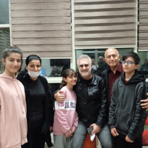 Tamer Karadağlı Instagram - Birkaç ay önce Hatay’a deprem bölgesine gittiğimde Selda’dan bahsetmiştim. 11 yaşında pırlanta gibi bir çocuk. Yaşanan büyük yıkıma rağmen gözlerinin içi gülüyordu. Bugün aradı. Dün sabah Babasını kaybetmiş.Kalp krizi. Ne kadar üzüldüğümü anlatamam. 11 yaşında bir kız çocuğu’nun başına daha daha ne gelebilir ki? Ne kadar yaşarsan yaşa,hayat çok kısa. Ne zaman bitiş çizgisini göğüsleyeceğimizi bilmiyoruz. Ne zaman sevdiklerimizin elini son kez tutacağımızı, gözlerinin içine son kez bakacağımızı bilmiyoruz. Ne olursa olsun bu hayatı dolu dolu yaşamak lazım. Yarın’nın garantisi yok çünkü. Mehmet Pehlivan’a allahtan rahmet, ailesine sabır diliyorum. Mekanı cennet olsun. Ben Selda için hep burada olacağım. Çok üzgünüm, çok..