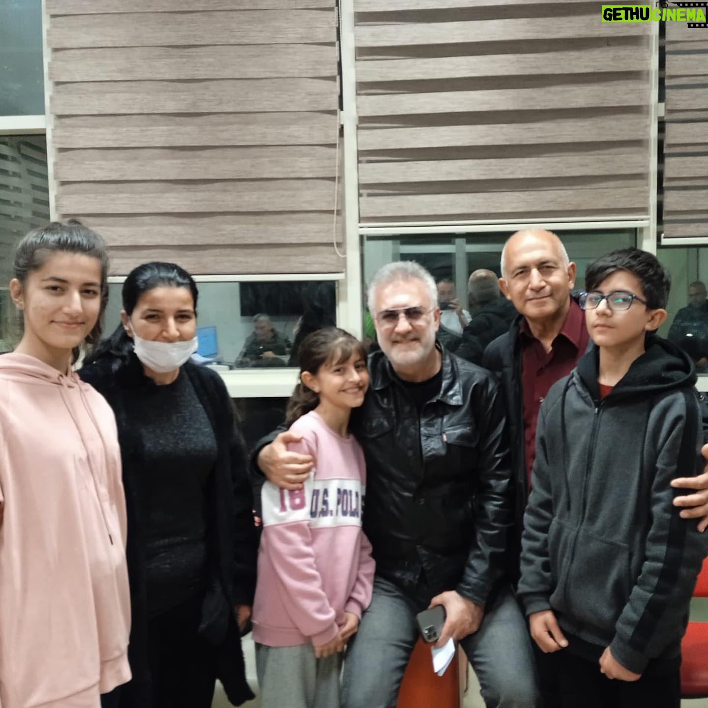 Tamer Karadağlı - 27.7K Likes - Birkaç ay önce Hatay’a deprem bölgesine gittiğimde Selda’dan bahsetmiştim. 11 yaşında pırlanta gibi bir çocuk. Yaşanan büyük yıkıma rağmen gözlerinin içi gülüyordu. Bugün aradı. Dün sabah Babasını kaybetmiş.Kalp krizi. Ne kadar üzüldüğümü anlatamam. 11 yaşında bir kız çocuğu’nun başına daha daha ne gelebilir ki? Ne kadar yaşarsan yaşa,hayat çok kısa. Ne zaman bitiş çizgisini göğüsleyeceğimizi bilmiyoruz. Ne zaman sevdiklerimizin elini son kez tutacağımızı, gözlerinin içine son kez bakacağımızı bilmiyoruz. Ne olursa olsun bu hayatı dolu dolu yaşamak lazım. Yarın’nın garantisi yok çünkü. Mehmet Pehlivan’a allahtan rahmet, ailesine sabır diliyorum. Mekanı cennet olsun. Ben Selda için hep burada olacağım. Çok üzgünüm, çok..