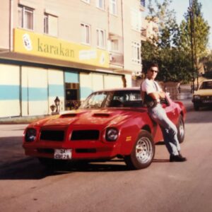 Tamer Karadağlı Instagram - 1996 yılındaki arabam. 1976 model Pontiac TransAm. V8 300 bg.. Şimdiki arabalarla alakası yok. Kullanmak maharet isterdi.Çok keyif alarak kullanmıştım..