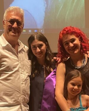 Tamer Karadağlı Instagram - Canım kızım dün Lise’den mezun oldu. Şimdi hayat yolculuğuna başlıyor. Şansın, bahtın hep açık olsun Zeynom. Seninle gurur duyuyorum güzel kızım.. @zeyno.karadagli
