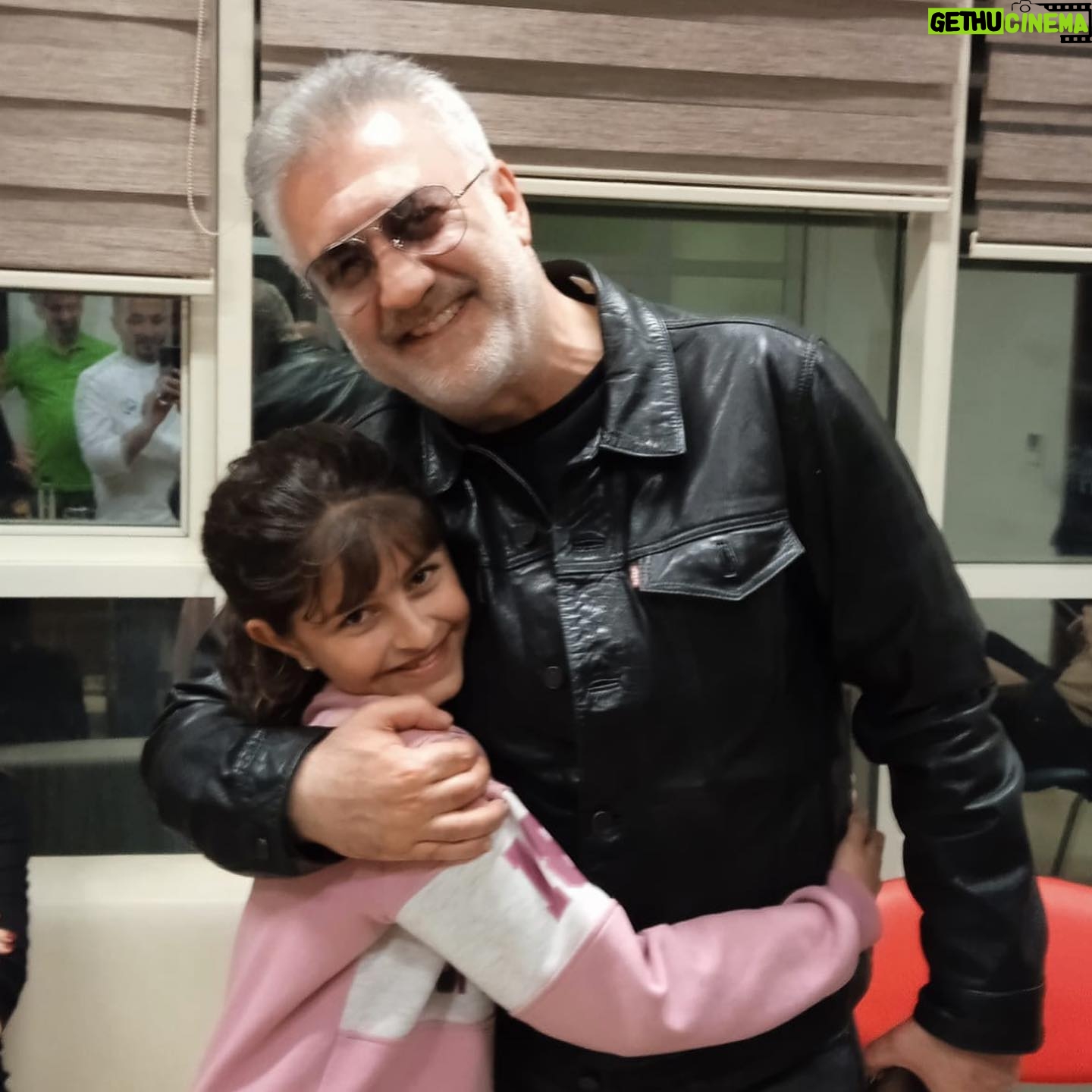 Tamer Karadağlı - 22.3K Likes - Bu fotoğrafta gözlerinden sevgi ve umut fışkıran tatlı kızın adı Selda Pehlivan.11 yaşında.2 gün önce “SERHAT” dizisi oyuncularıyla gittiğimiz Antakya’da tanıştık. Ailesiyle birlikte yaşadığı büyük travmaya rağmen halâ yüzü gülüyor. Çadırkent’e gittiğimde beni ilk görenlerden biriydi Selda. Sonra diğer çocuklar ve vatandaşlar benim yanıma fotoğraf çektirmek için geldiğinde, Selda o karışıklığın içinde kaybolmaya başladı. Tam yanımdan giderken “Lütfen beni unutmayın!” dedi. Yüzü halâ gülüyordu ve kalabalıkta beni izledi. Ama o kalabalığa girmedi. Daha sonra depremzede vatandaşlarımızla görüştükten sonra oradaki yetkililer bize çay ikram etti. Ben de fırsattan istifade edip Selda’yı ve ailesini çağırtıp onlarla oturup konuştum. Selda’nın babası Mehmet Pehlivan Sağlık Bakanlığı personeli. Evleri yıkılmamış ama evlerinde kalamıyorlar. Belki tayini Antalya’ya yada Mersin’e çıkar. Neresi olursa olsun onlarla irtibatım kesilmeyecek. Selda çok iyi bir öğrenciymiş. 5.sınıfa gidiyor. Onun iyi bir eğitim alması için elimden geleni yapacağım. Deprem bölgelerine benim 3. gidişim. Gidişlerimiz çok önemli. Yıllarca seyrettikleri oyuncuları gördükleri zaman yüzleri gülüp yaşadıkları acıları bir an için unutabiliyorlarsa ne mutlu bize. İnsanların ruhuna, gönlüne dokunmak önemlidir. Ama daha önemlisi birilerinin hayatına dokunmaktır. Ben deprem bölgesinden döndüm. Hayatın koşuşturması içindeyim yine. Hayat bir şekilde devam ediyor. En yakın zamanda yine depremden zarar gören yerlere gidip üzerime ne düşüyorsa yapacağım. Etrafımı kalabalık sararken Selda bana “Lütfen beni unutmayın!” demişti.. SENİ UNUTMADIM SELDA PEHLİVAN.. Çadır numarası 62..Ve sana SÖZ VERİYORUM seni hiç unutmayacağım..