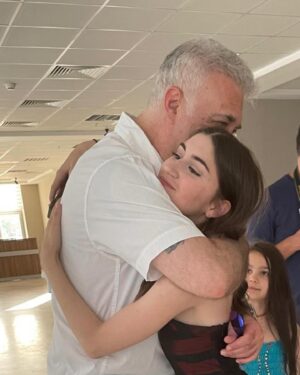 Tamer Karadağlı Instagram - Canım kızım dün Lise’den mezun oldu. Şimdi hayat yolculuğuna başlıyor. Şansın, bahtın hep açık olsun Zeynom. Seninle gurur duyuyorum güzel kızım.. @zeyno.karadagli