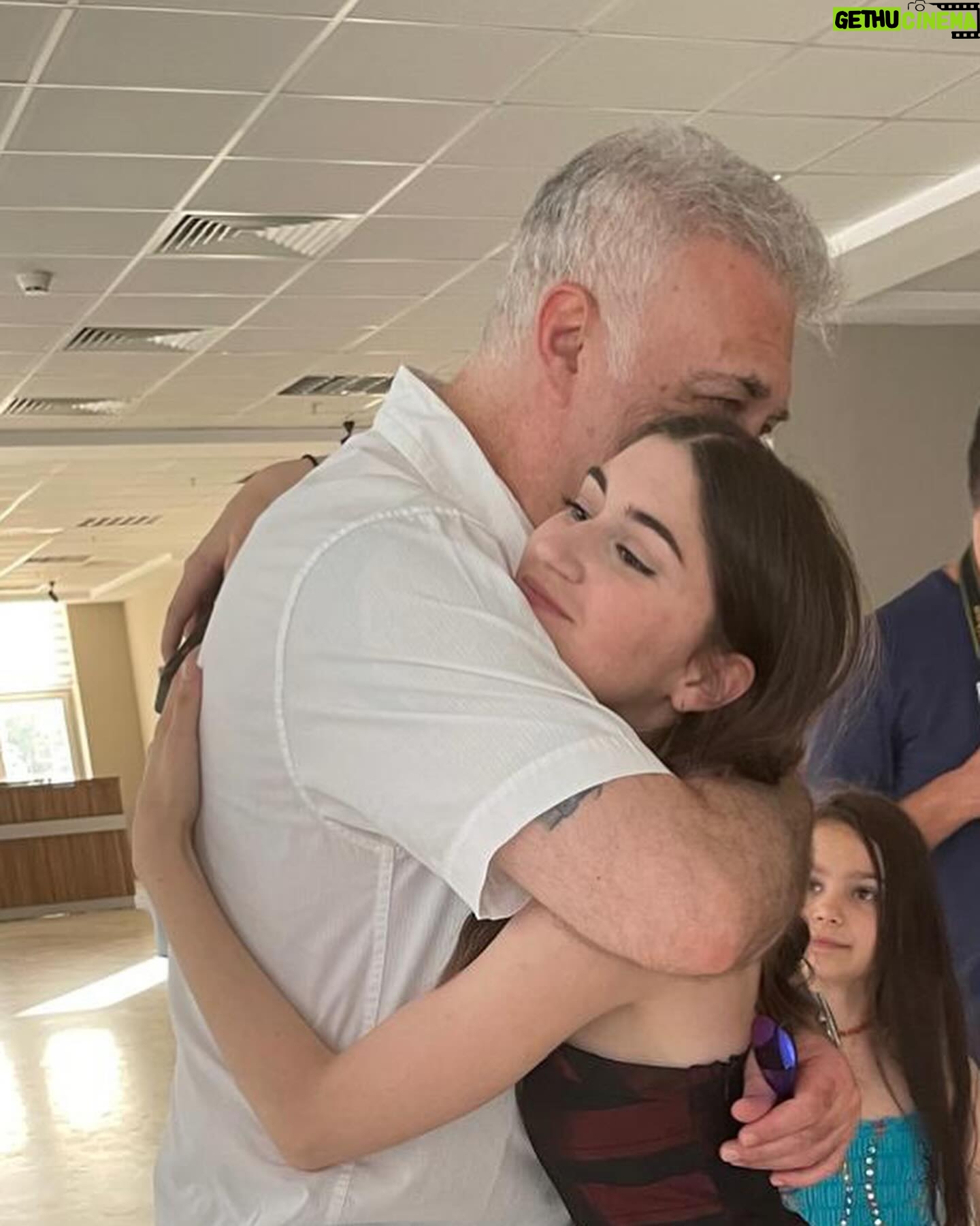 Tamer Karadağlı - 20.2K Likes - Canım kızım dün Lise’den mezun oldu. Şimdi hayat yolculuğuna başlıyor. Şansın, bahtın hep açık olsun Zeynom. Seninle gurur duyuyorum güzel kızım.. @zeyno.karadagli