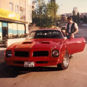 Tamer Karadağlı Instagram - 1996 yılındaki arabam. 1976 model Pontiac TransAm. V8 300 bg.. Şimdiki arabalarla alakası yok. Kullanmak maharet isterdi.Çok keyif alarak kullanmıştım..