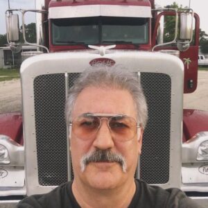 Tamer Karadağlı Instagram - Peterbilt Semi-Truck. 585 Beygir,18 vites. Kullanması zor ama bir o kadar da zevkli. Gözlükler de 1977 model🤣🤣🤣