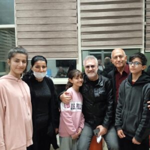 Tamer Karadağlı Instagram - Bu fotoğrafta  gözlerinden sevgi ve umut fışkıran tatlı kızın adı Selda Pehlivan.11 yaşında.2 gün önce “SERHAT” dizisi oyuncularıyla gittiğimiz Antakya’da tanıştık. Ailesiyle birlikte yaşadığı büyük travmaya rağmen halâ yüzü gülüyor. Çadırkent’e gittiğimde beni ilk görenlerden biriydi Selda. Sonra diğer çocuklar ve vatandaşlar benim yanıma fotoğraf çektirmek için geldiğinde, Selda o karışıklığın içinde kaybolmaya başladı. Tam yanımdan giderken “Lütfen beni unutmayın!” dedi. Yüzü halâ gülüyordu ve kalabalıkta beni izledi. Ama o kalabalığa girmedi. Daha sonra depremzede vatandaşlarımızla görüştükten sonra oradaki yetkililer bize çay ikram etti. Ben de fırsattan istifade edip Selda’yı ve ailesini çağırtıp onlarla oturup konuştum. Selda’nın babası Mehmet Pehlivan Sağlık Bakanlığı personeli. Evleri yıkılmamış ama evlerinde kalamıyorlar. Belki tayini Antalya’ya yada Mersin’e çıkar. Neresi olursa olsun onlarla irtibatım kesilmeyecek. Selda çok iyi bir öğrenciymiş. 5.sınıfa gidiyor. Onun iyi bir eğitim alması için elimden geleni yapacağım. Deprem bölgelerine benim 3. gidişim. Gidişlerimiz çok önemli. Yıllarca seyrettikleri oyuncuları gördükleri zaman yüzleri gülüp yaşadıkları acıları bir an için unutabiliyorlarsa ne mutlu bize. İnsanların ruhuna, gönlüne dokunmak önemlidir. Ama daha önemlisi birilerinin hayatına dokunmaktır. Ben deprem bölgesinden döndüm. Hayatın koşuşturması içindeyim yine. Hayat bir şekilde devam ediyor. En yakın zamanda yine depremden zarar gören yerlere gidip üzerime ne düşüyorsa yapacağım. Etrafımı kalabalık sararken Selda bana “Lütfen beni unutmayın!” demişti.. SENİ UNUTMADIM SELDA PEHLİVAN.. Çadır numarası 62..Ve sana SÖZ VERİYORUM seni hiç unutmayacağım..