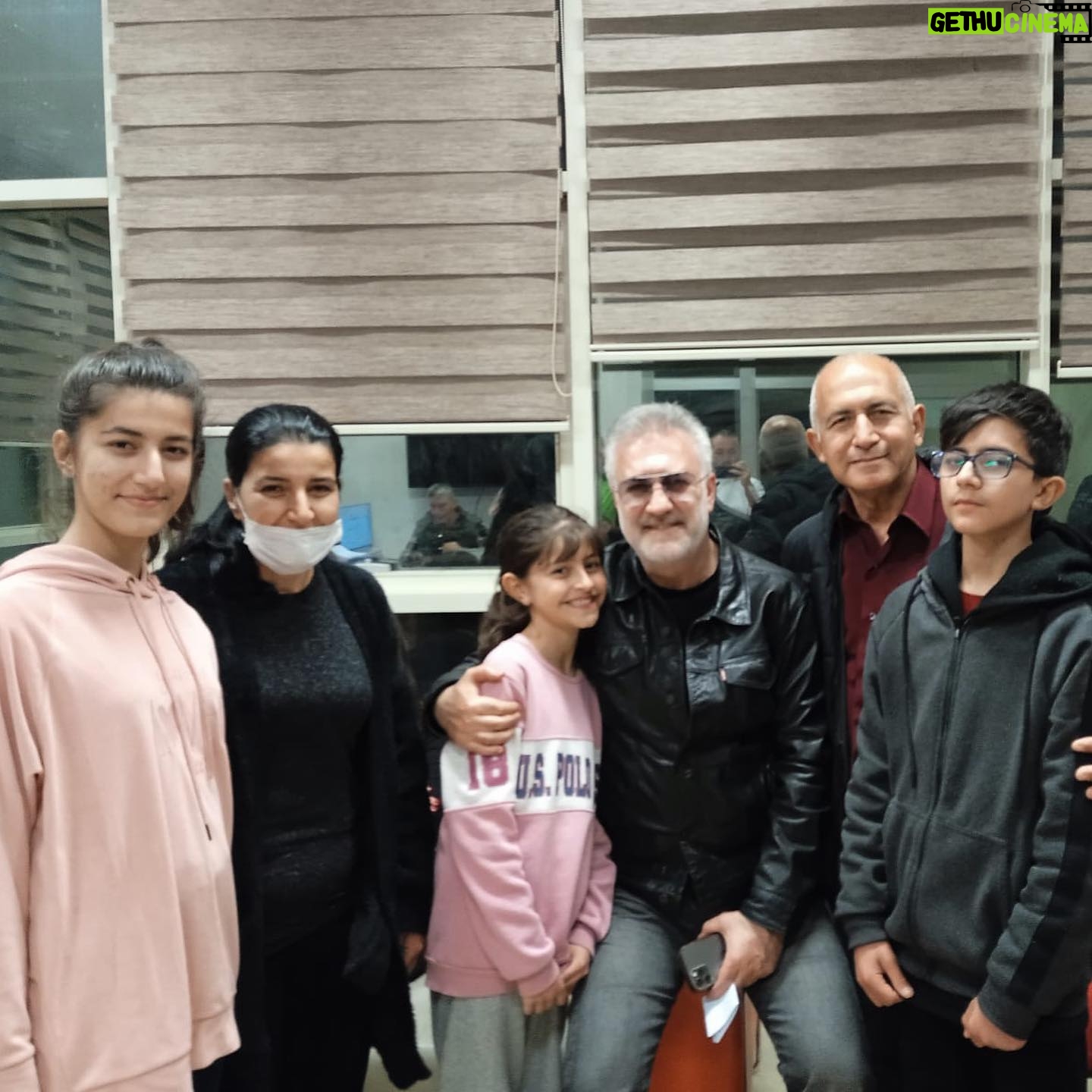 Tamer Karadağlı - 22.3K Likes - Bu fotoğrafta gözlerinden sevgi ve umut fışkıran tatlı kızın adı Selda Pehlivan.11 yaşında.2 gün önce “SERHAT” dizisi oyuncularıyla gittiğimiz Antakya’da tanıştık. Ailesiyle birlikte yaşadığı büyük travmaya rağmen halâ yüzü gülüyor. Çadırkent’e gittiğimde beni ilk görenlerden biriydi Selda. Sonra diğer çocuklar ve vatandaşlar benim yanıma fotoğraf çektirmek için geldiğinde, Selda o karışıklığın içinde kaybolmaya başladı. Tam yanımdan giderken “Lütfen beni unutmayın!” dedi. Yüzü halâ gülüyordu ve kalabalıkta beni izledi. Ama o kalabalığa girmedi. Daha sonra depremzede vatandaşlarımızla görüştükten sonra oradaki yetkililer bize çay ikram etti. Ben de fırsattan istifade edip Selda’yı ve ailesini çağırtıp onlarla oturup konuştum. Selda’nın babası Mehmet Pehlivan Sağlık Bakanlığı personeli. Evleri yıkılmamış ama evlerinde kalamıyorlar. Belki tayini Antalya’ya yada Mersin’e çıkar. Neresi olursa olsun onlarla irtibatım kesilmeyecek. Selda çok iyi bir öğrenciymiş. 5.sınıfa gidiyor. Onun iyi bir eğitim alması için elimden geleni yapacağım. Deprem bölgelerine benim 3. gidişim. Gidişlerimiz çok önemli. Yıllarca seyrettikleri oyuncuları gördükleri zaman yüzleri gülüp yaşadıkları acıları bir an için unutabiliyorlarsa ne mutlu bize. İnsanların ruhuna, gönlüne dokunmak önemlidir. Ama daha önemlisi birilerinin hayatına dokunmaktır. Ben deprem bölgesinden döndüm. Hayatın koşuşturması içindeyim yine. Hayat bir şekilde devam ediyor. En yakın zamanda yine depremden zarar gören yerlere gidip üzerime ne düşüyorsa yapacağım. Etrafımı kalabalık sararken Selda bana “Lütfen beni unutmayın!” demişti.. SENİ UNUTMADIM SELDA PEHLİVAN.. Çadır numarası 62..Ve sana SÖZ VERİYORUM seni hiç unutmayacağım..